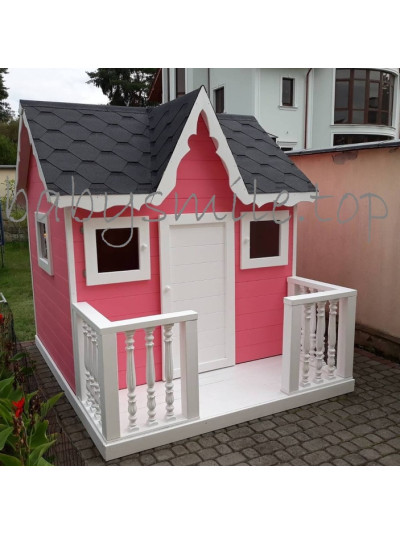 Деревянный домик с верандой для девочки